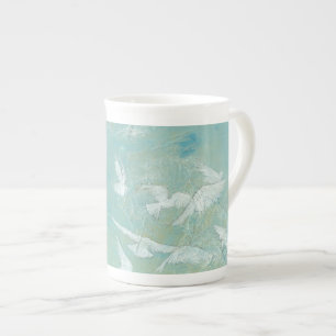 Tasse En Porcelaine Oiseaux blancs à travers le ciel bleu