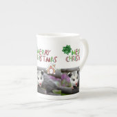 Tasse En Porcelaine Opossum de Noël Joyeux Vert (Devant droit)