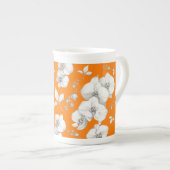 Tasse En Porcelaine Orchidée blanche aquarelle sur orange | (Devant droit)