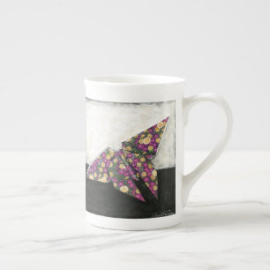 Tasse En Porcelaine Papillon d'origami sur le papier floral
