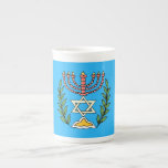 Tasse En Porcelaine Persian Magen David Menorah<br><div class="desc">Cette image a été adaptée à partir d'un carrelage juif perse antique et présente une menorah avec un Magen David (Étoile de David) encadré de branches d'olivier. Les imperfections de l'image originale peinte à la main ont été conservées.</div>