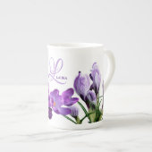 Tasse En Porcelaine Personnalisable Laura nom monogramme fleurs violet (Devant droit)