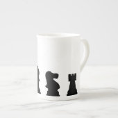 Tasse En Porcelaine Pièces d'échecs noires sur le blanc (Devant droit)