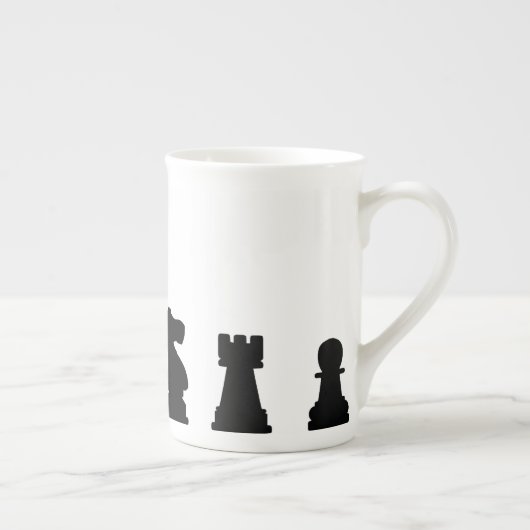 Tasse En Porcelaine Pièces d'échecs noires sur le blanc (Droite)