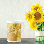 Tasse En Porcelaine Quinze tournesols Vincent van Gogh<br><div class="desc">Un bel art Bone China Mug avec le tableau post-impressionniste,  Sunflowers (1888) de Vincent Van Gogh (1853-1890). Quinze tournesols dans un vase contre un arrière - plan d'or. Un des nombreux tableaux de Van Gogh de tournesols.</div>