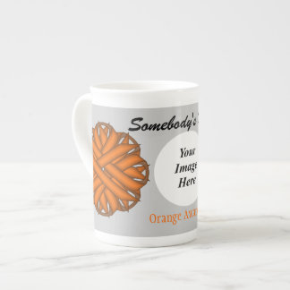 Tasse En Porcelaine Ruban de fleurs orange Modèle par Kenneth Yoncich