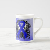 Tasse En Porcelaine Ruban de sensibilisation bleu avec ailes (Droite)