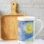 Tasse En Porcelaine Starry Night Moon Vincent van Gogh<br><div class="desc">Un bel art Bone China Mug with Starry Night (1889),  un tableau post-impressionniste de Vincent Van Gogh (1853-1890). Un tableau représentant la vue depuis la chambre de Van Gogh au sanitorium de Saint-Rémy-de-Provence,  sud de la France,  avec une lune en croissant dans le ciel nocturne.</div>