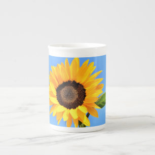 Tasse En Porcelaine Tournesol jaune contre soleil sur ciel bleu - été