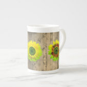 Tasse En Porcelaine Tournesol sur bois rustique (Devant droit)