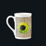 Tasse En Porcelaine Tournesol sur bois rustique<br><div class="desc">Sur cette chaise en porcelaine osseuse enchanteresse,  des tournesols verts et jaunes aux tons néons sur des planches de bois rustiques en toile de fond,  créant un charme champêtre pour épicer n'importe quel décor de cuisine.</div>