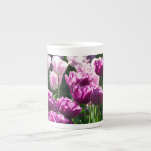 Tasse En Porcelaine Tulipes roses et lilas vives par une journée ensol