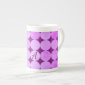Tasse En Porcelaine Violet, Violet Magenta et Cercles roses Monogramme (Devant droit)