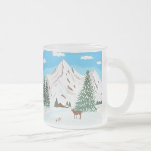 Tasse en verre givré de montagne enneigée