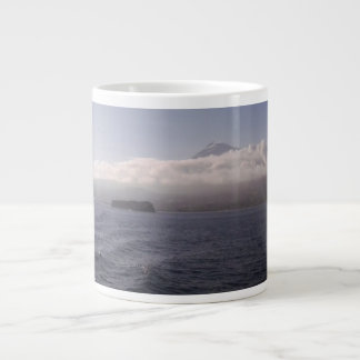 Tasse enorme de volcan de mer
