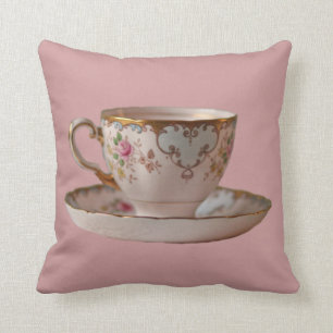 Tasse et soucoupe de thé rose avec le coussin de