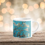 Tasse Expresso Aramande en fleurs Vincent van Gogh<br><div class="desc">Une tasse à expresso d'art avec Vincent van Gogh's,  Almond Blossoms (1890),  un tableau à l'huile de la période post-impressionniste. Un de ses tableaux les plus connus. De belles branches d'arbres avec des fleurs de printemps contre un ciel bleu vif.</div>