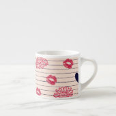 Tasse Expresso Coeurs rouges, lèvres, marguerites motif. (Droite)