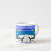 Tasse Expresso Drôle requin couché et dessin animé de pêche (Devant droit)