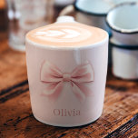 Tasse Expresso Elégant Pastel Rose Bow & Nom Personnalisé<br><div class="desc">Savourez votre espresso préféré dans le style avec cette élégante tasse d'espresso rose pastel, avec un design d'arc délicat et votre nom personnalisé. Parfait pour ajouter une touche de sophistication à votre routine matinale, cette tasse personnalisée allie beauté et fonctionnalité. Que ce soit pour vous ou comme cadeau réfléchi, cette...</div>