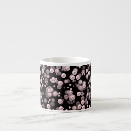 Tasse Expresso Éparpillements de perles roses et blanches sur du  (Devant)