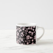Tasse Expresso Éparpillements de perles roses et blanches sur du  (Droite)
