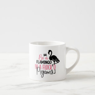 Tasse Expresso Être un flamant rose dans une volée de pigeons