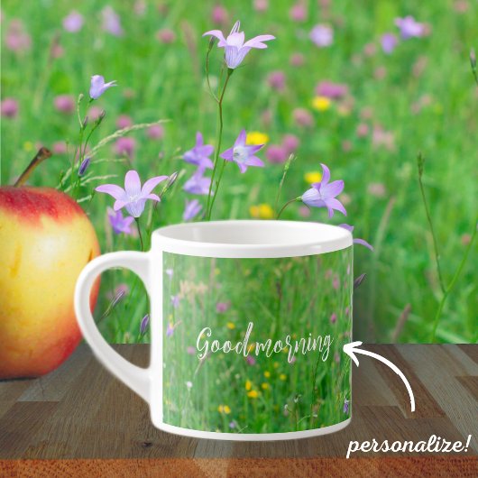 Tasse Expresso Fleur de cloche sur une prairie verte