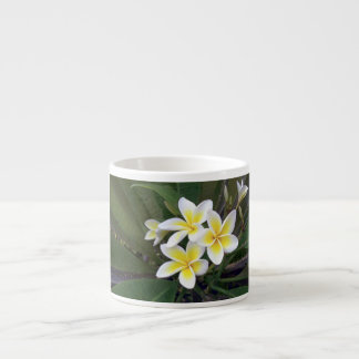 Tasse Expresso Fleurs tropicales assez blanches et jaunes
