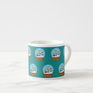 Tasse Expresso Globe de neige avec le cardinal Snowman et Pine Tr