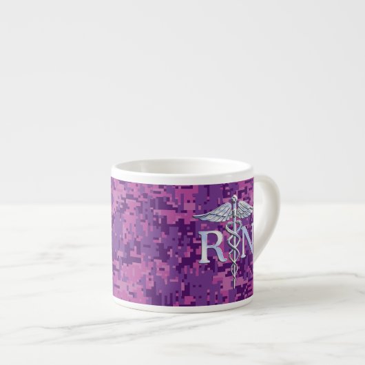 Tasse Expresso Infirmière autorisée RN Caduceus sur Fuchsia Camo (Devant droit)