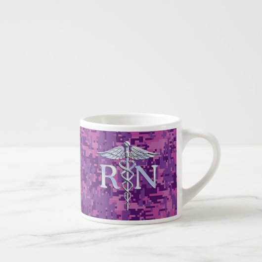 Tasse Expresso Infirmière autorisée RN Caduceus sur Fuchsia Camo (Droite)