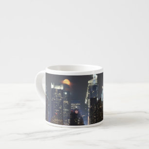 Tasse Expresso La lune se lève au-dessus du Midtown New York.