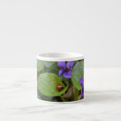 Tasse Expresso Ladybug sur les fleurs de violet doux (Devant)