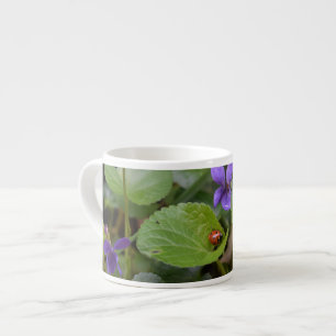 Tasse Expresso Ladybug sur les fleurs de violet doux