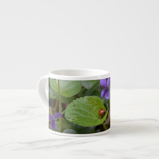 Tasse Expresso Ladybug sur les fleurs de violet doux (Devant gauche)