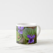 Tasse Expresso Ladybug sur les fleurs de violet doux (Devant droit)
