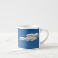 Le ciel est bleu et les nuages blancs passent