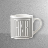 Tasse Expresso Monogramme initial | Blanc sur gris clair