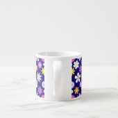 Tasse Expresso Motif à fleurs de style les années 70 rétro sur bl (Dos)