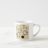 Tasse Expresso Mouton blanc et noir sur Arrière - plan crème (Droite)