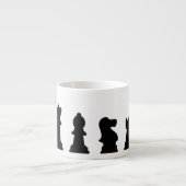 Tasse Expresso Pièces d'échecs noires sur le blanc (Devant)