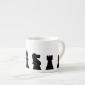 Tasse Expresso Pièces d'échecs noires sur le blanc (Devant droit)