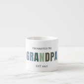 Tasse Expresso Promu à Grand-père EST 2025 | Nouveau grand-père (Devant)
