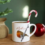 Tasse Expresso Robin Bird Winter Branch Christmas Espresso Cup<br><div class="desc">Les voleurs d'amour ? Prenez votre nom sur cette charmante tasse d'espresso d'hiver avec deux charmants robins rouges perchés sur une branche enneigée. Oh,  et ai-je dit qu'ils s'appellent tous les deux Bob ? La tasse parfaite pour commencer votre journée avec une touche de gentillesse.</div>