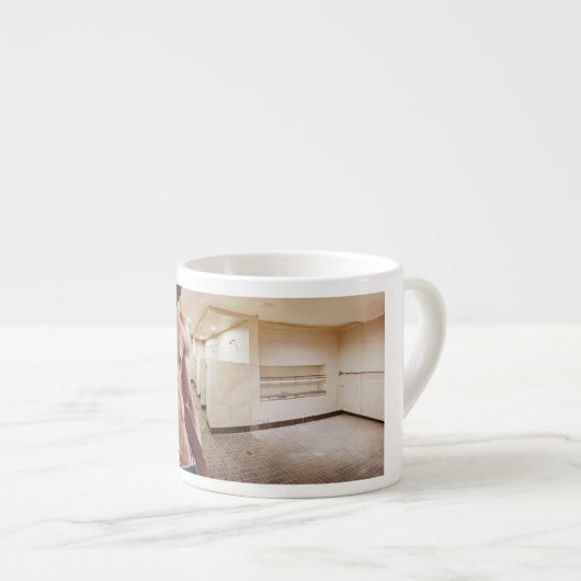 Tasse Expresso SlipperyJoe cheminée homme musclé six pack abs (Devant droit)