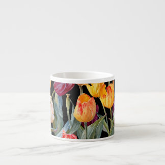 Tasse Expresso Tulipes colorées, arrière - plan noir isolé.