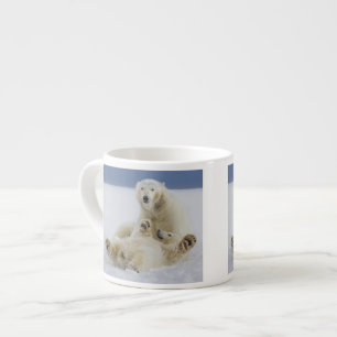 Tasse Expresso Une ourse polaire et son ourson jouent dans la nei