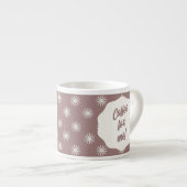 Tasse Expresso Vintage Text and Snowflakes on Brown (Devant droit)