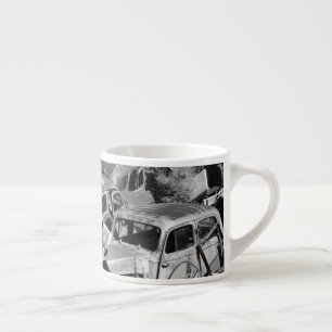 Tasse Expresso Voitures vintage se précipitant dans une cour de v